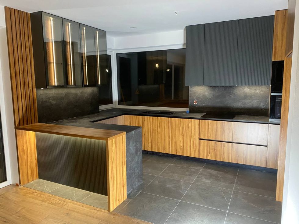 photo_5469690475964396051_y