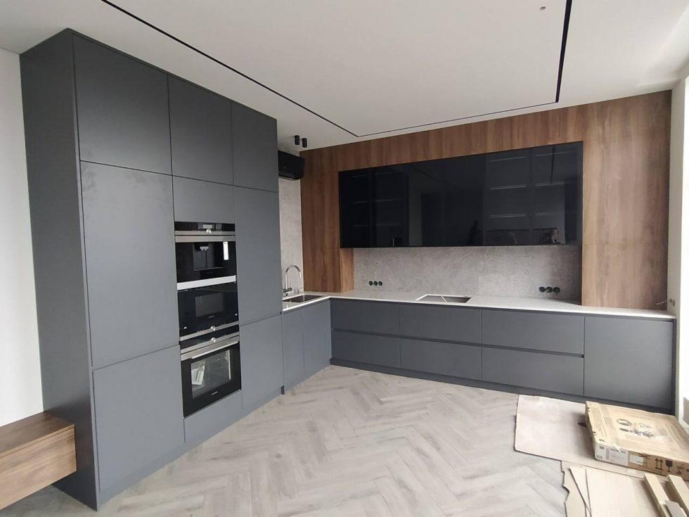 photo_5469690475964396059_y